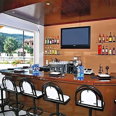 Hotel Prassino Nissi Mesongí